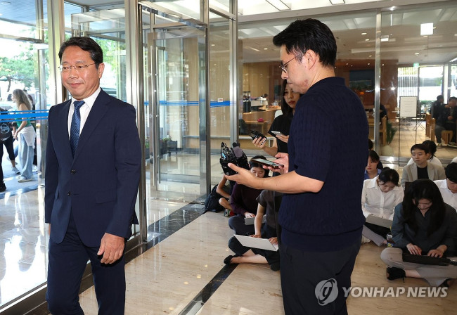 취재진 뒤로한 채
